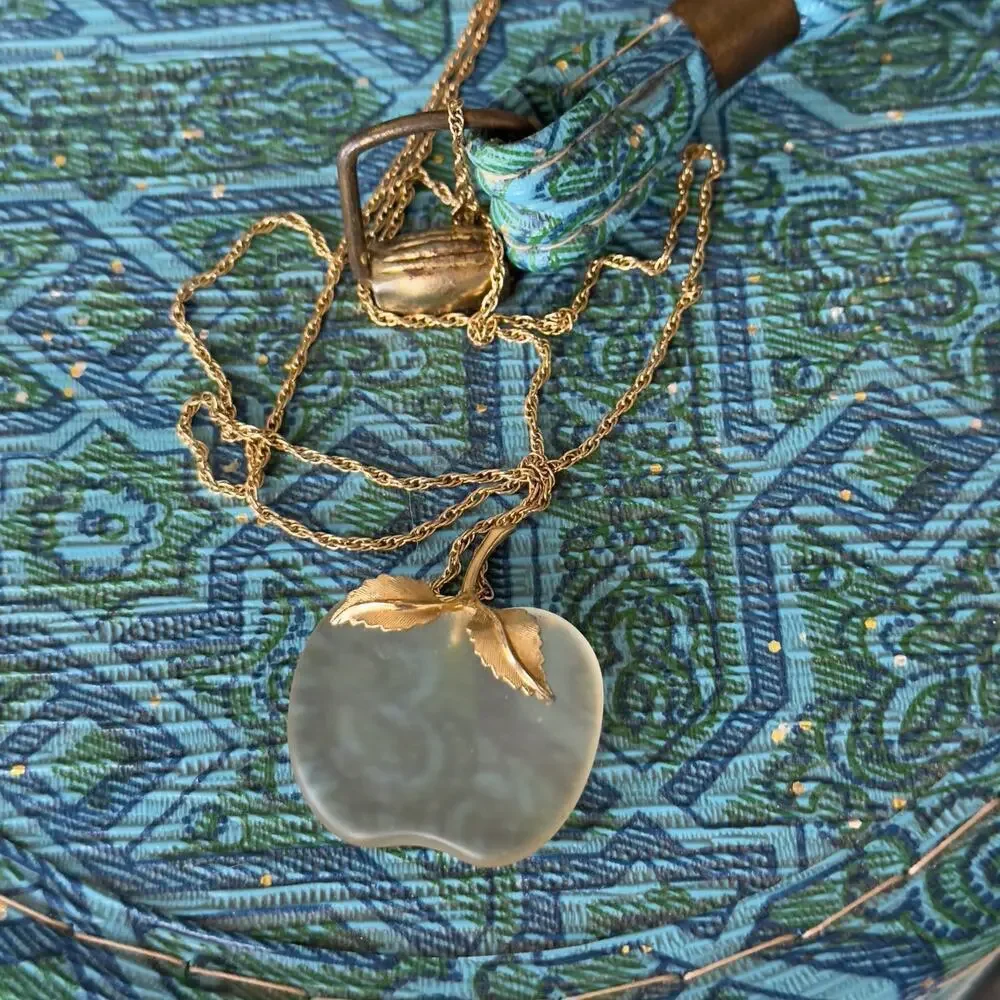 Vintage Avon Frosted Apple Pendant Necklace Gold tone Accent & 28” Chain Signed